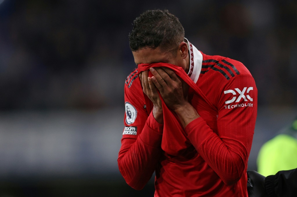 Le défenseur français de Manchester United Raphaël Varane quitte la pelouse en pleurs