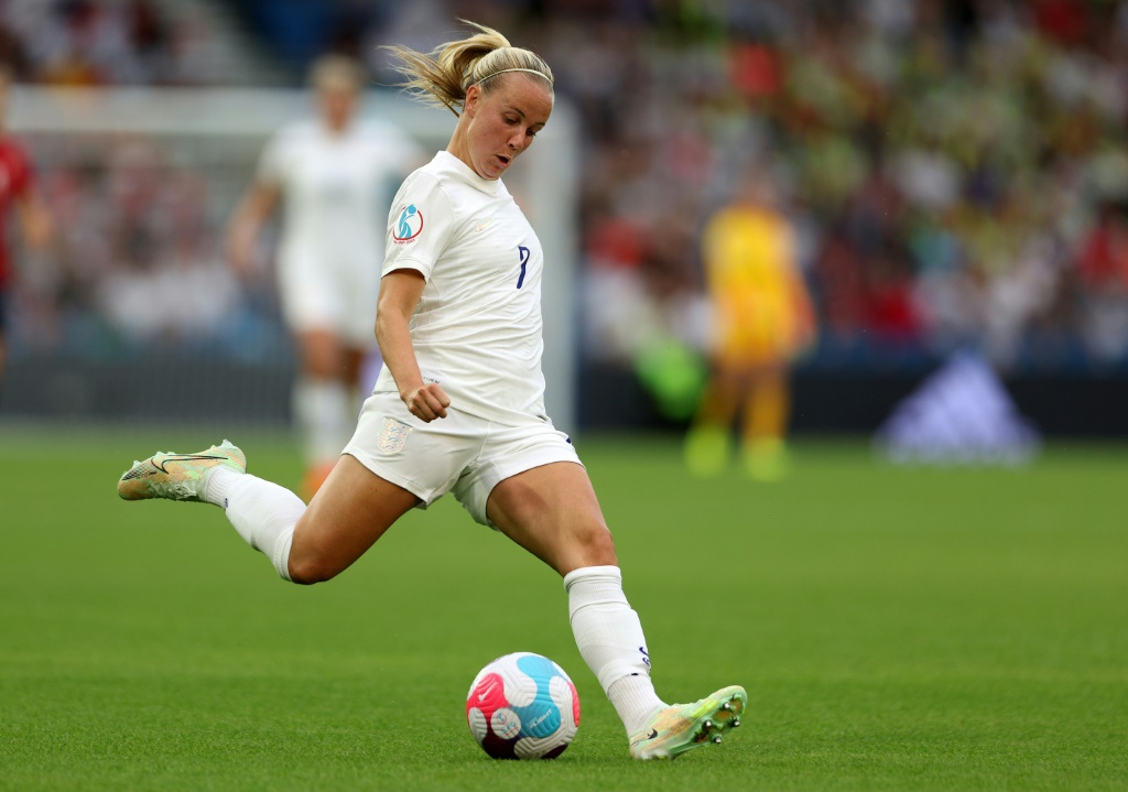 L'attaquante anglaise Beth Mead frappe le ballon pendant le match de poule opposant l'Angleterre et la Norvège