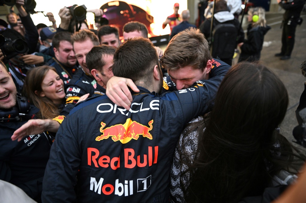 Le pilote néerlandais Max Verstappen vient d'apprendre qu'il est sacré champion du monde de F1 pour la deuxième année consécutive