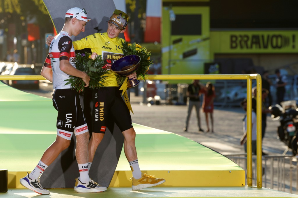 Jonas Vingegaard (à droite) et Tadej Pogacar le 24 juillet 2022 sur le podium final du Tour de France à Paris. Les deux hommes ne se sont plus croisés en course depuis la victoire du Danois dans la Grande boucle