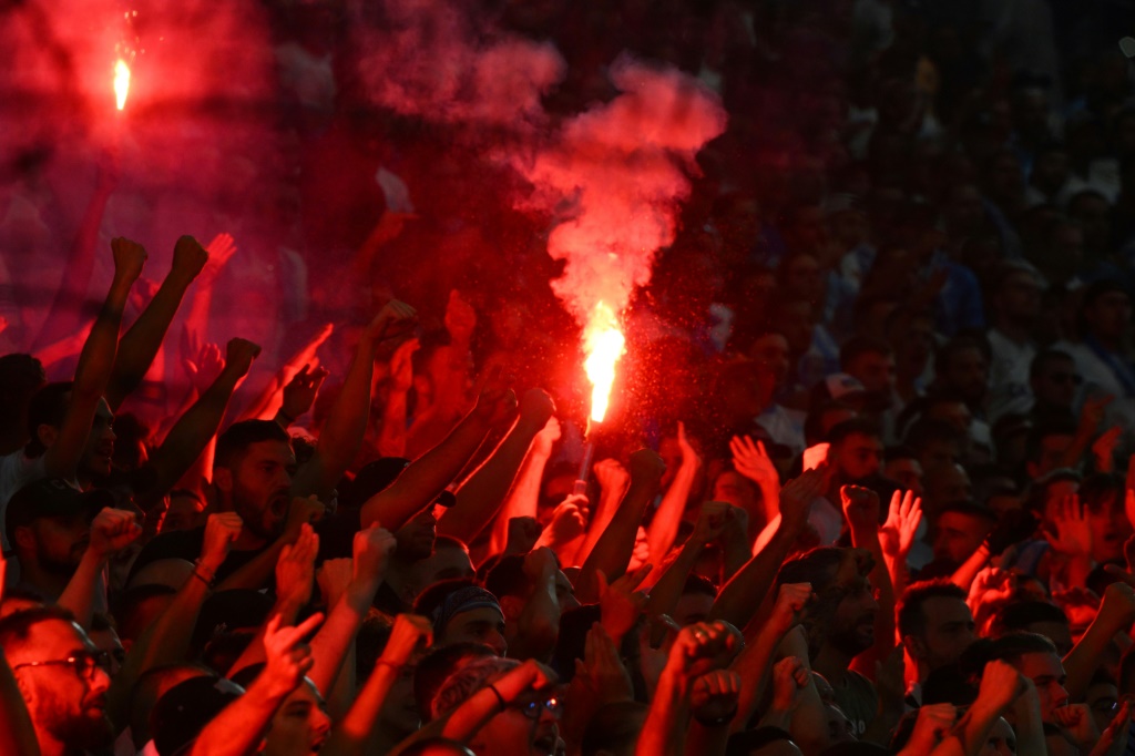 Des fumigènes allumés dans les tribunes du stade Vélodrome lors du match de Ligue des champions entre l'Olympique de Marseille et l'Eintracht Francfort