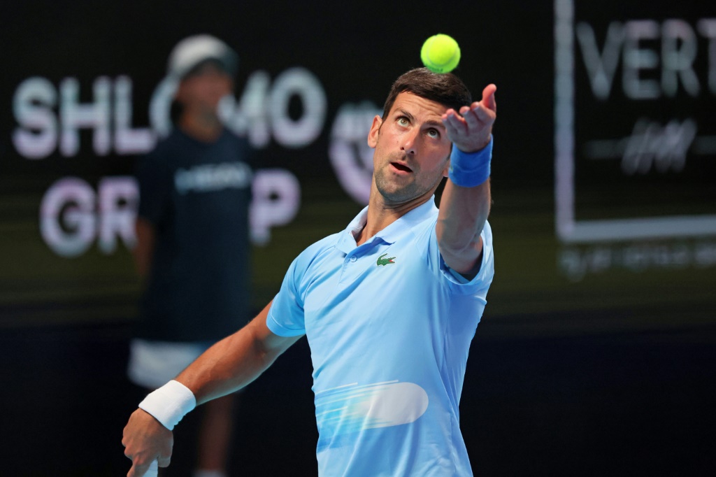 Novak Djokovic sert lors de sa victoire contre le Russe Roman Safiullin