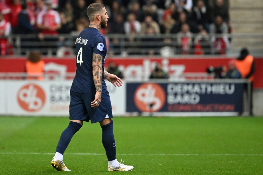 Le défenseur du PSG Sergio Ramos exclu pour contestation lors du match à Reims