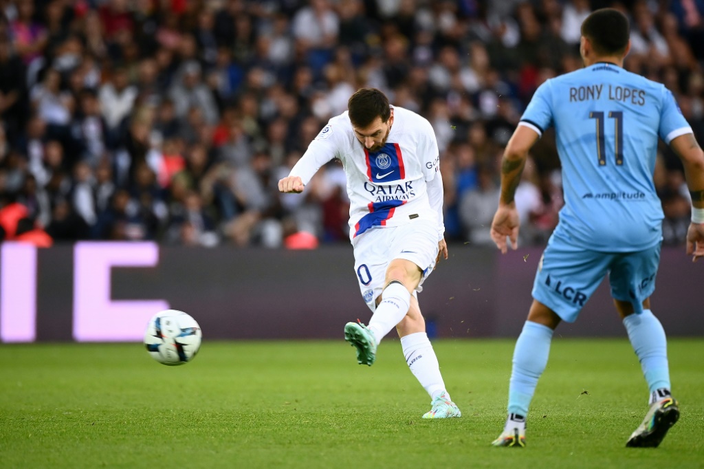 La star du PSG Lionel Messi tire et marque contre Troyes