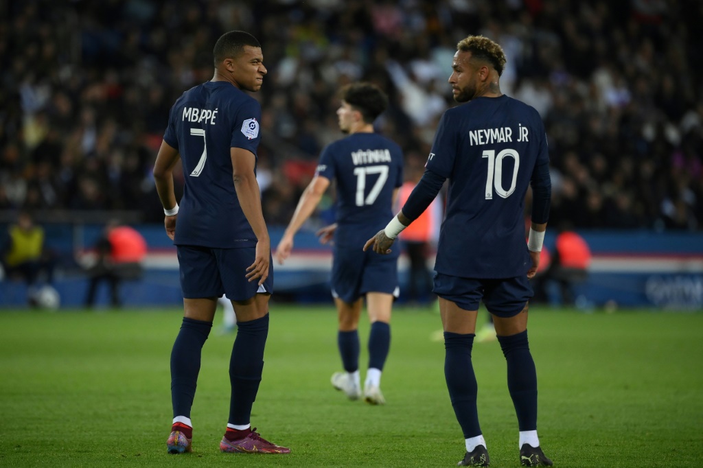 Les attaquants du PSG Kylian Mbappé et Neymar lors d'un match contre Nice