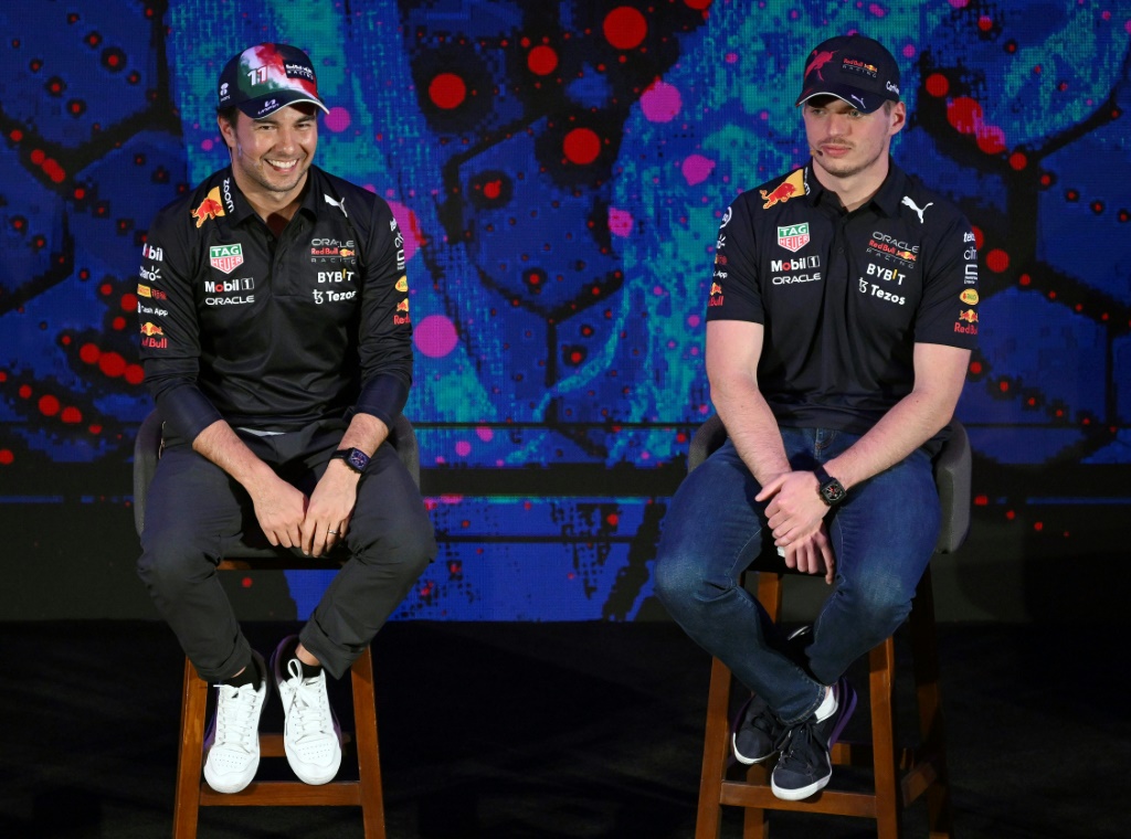 Les pilotes Red Bull de Formule 1 Sergio Perez (à gauche) et Max Verstappen lors d'un évènement avec des fans à Mexico City le 26 octobre 2022