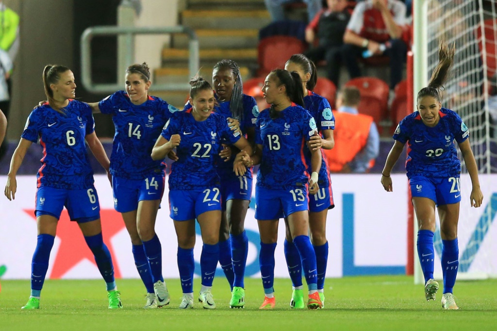 Les joueuses de l'équipe de France se congratulent après un but contre les Pays-Bas