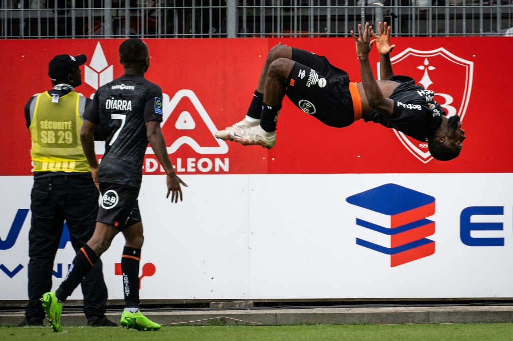 L'attaquant de Lorient Terem Moffi (d) fête son deuxième but face Brest