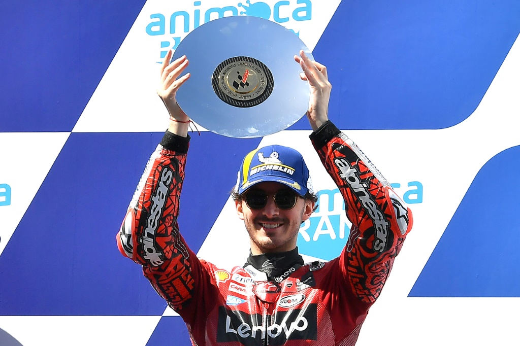 Le pilote italien Francesco Bagnaia (Ducati) satisfait après sa troisième victoire au GP d'Australie qui lui permet de prendre la tête du championnat du monde de MotoGP