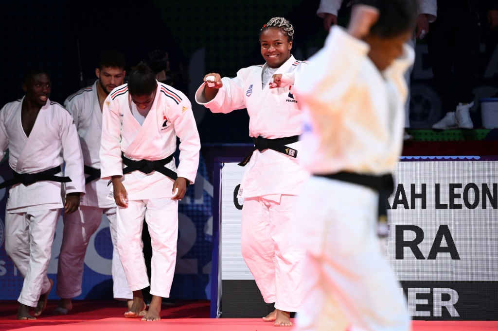 Les judokas français avec notamment Romane Dicko à l'issue de la demi-finale victorieuse contre les Israéliens Tashkent