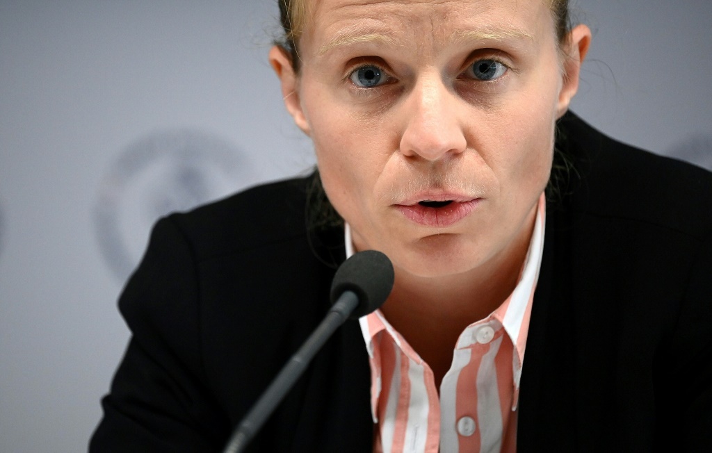 Astrid Guyart lors d'une conférence de presse au siège du CNOSF après avoir été désignée secrétaire générale du Comité national olympique et sportif français à Paris le 12 octobre 2022