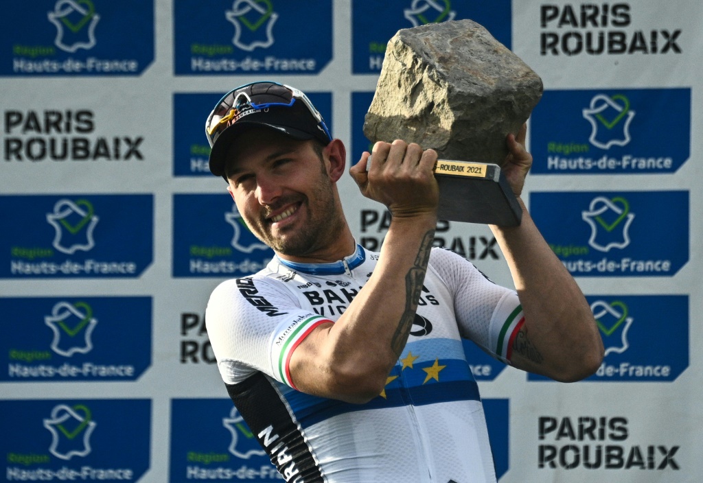 Le cycliste italien Sonny Colbrelli après avoir remporté Paris-Roubaix