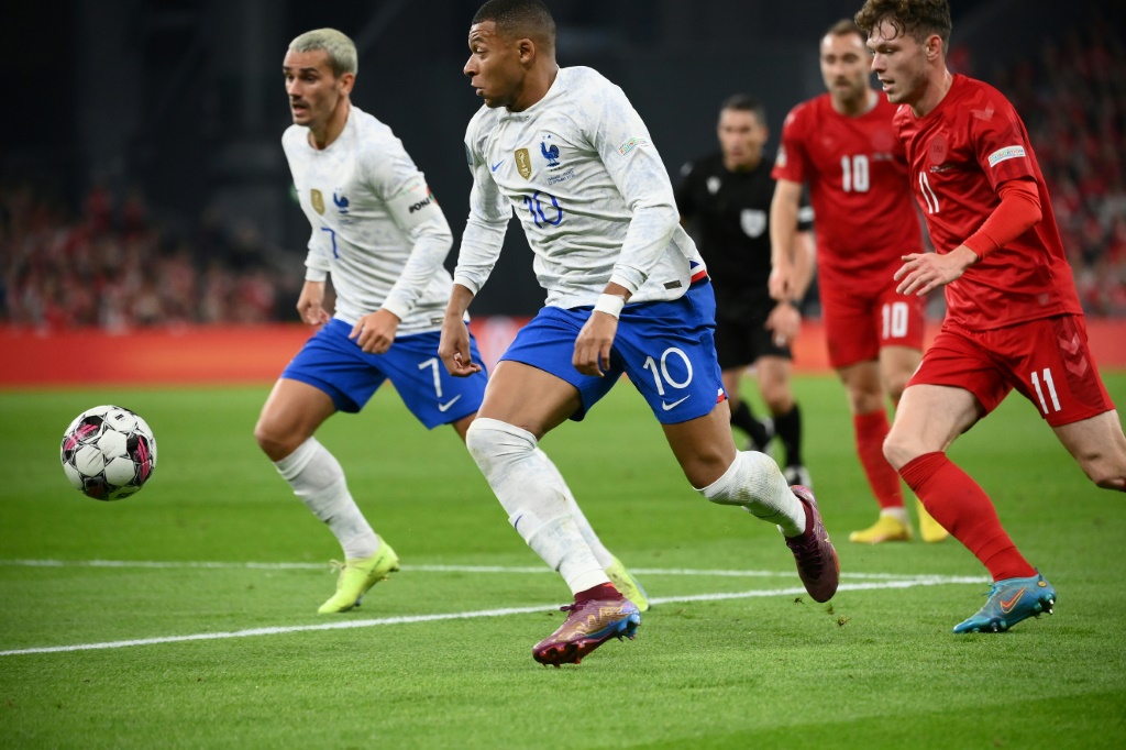 L'attaquant français Kylian Mbappé et son coéquipier Antoine Griezmann lors du match de Ligue des nations contre le Danemark