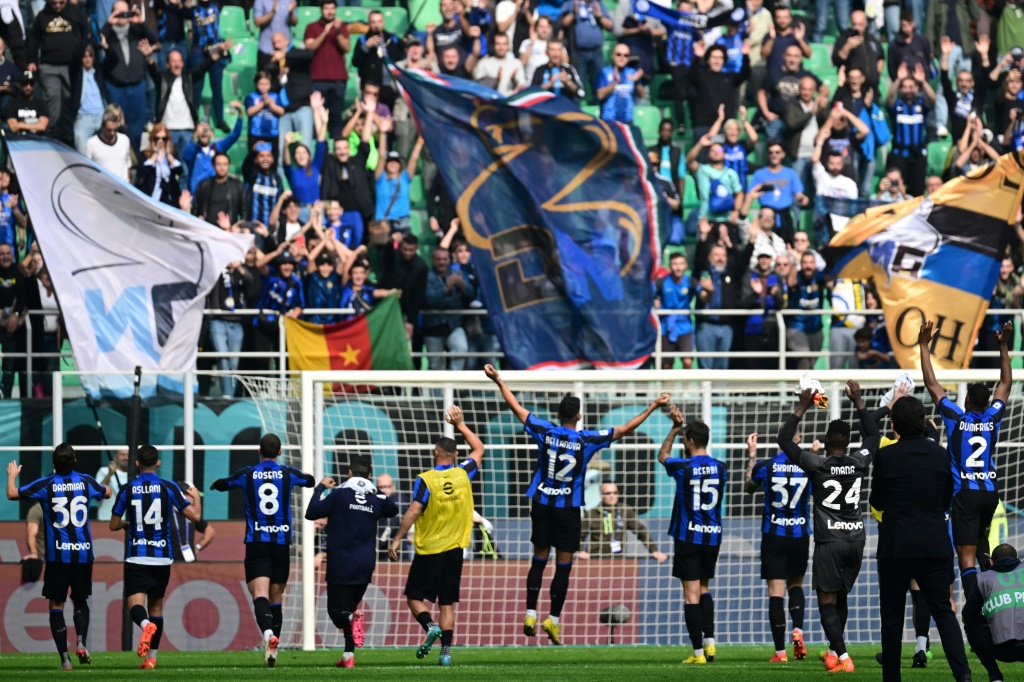 Les joueurs de l'Inter Milan devant leur public après le match face à la Salernitana à San Siro le 16 octobre 2022