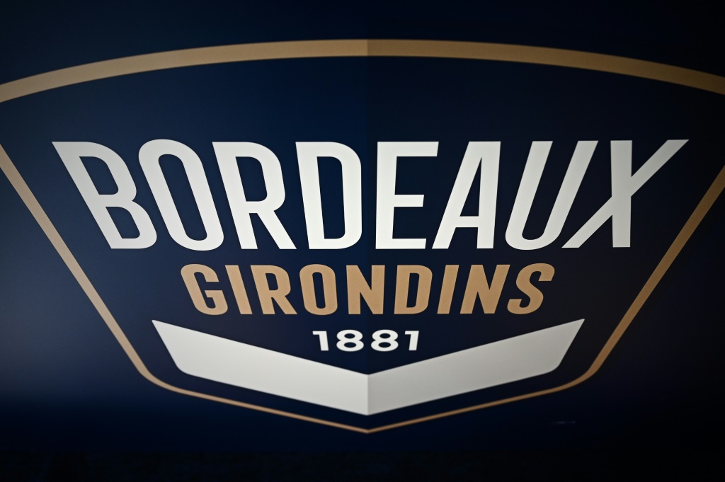 Le logo des Girondins de Bordeaux photographié lors d'une conférence de presse au centre d'entrainement du club au Haillan le 6 mai 2021