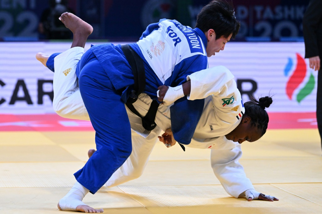 La Française (en blanc) Madeleine Malonga aux Championnats du monde de  judo à Tachkent le 11 octobre 2022