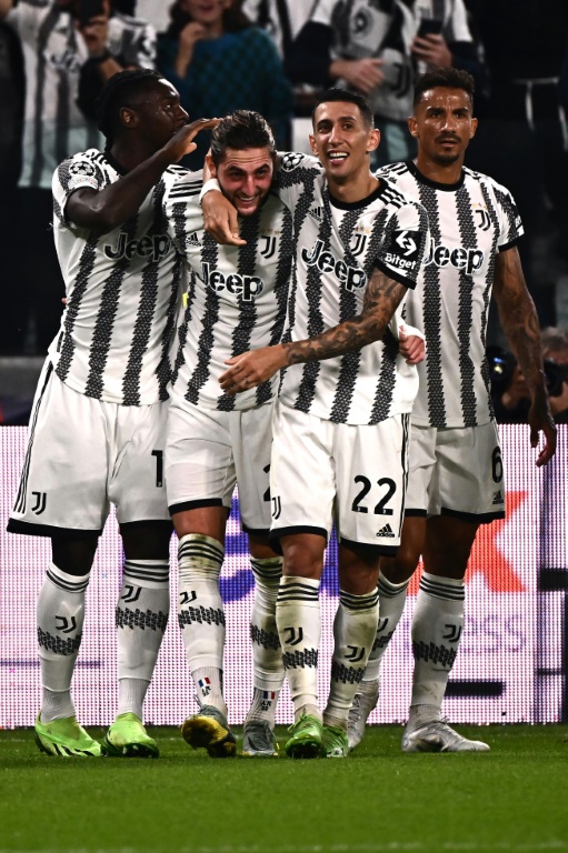 Les joueurs de la Juventus célèbrent le deuxième but du milieu de terrain français Adrien Rabiot (83e) au Juventus Stadium