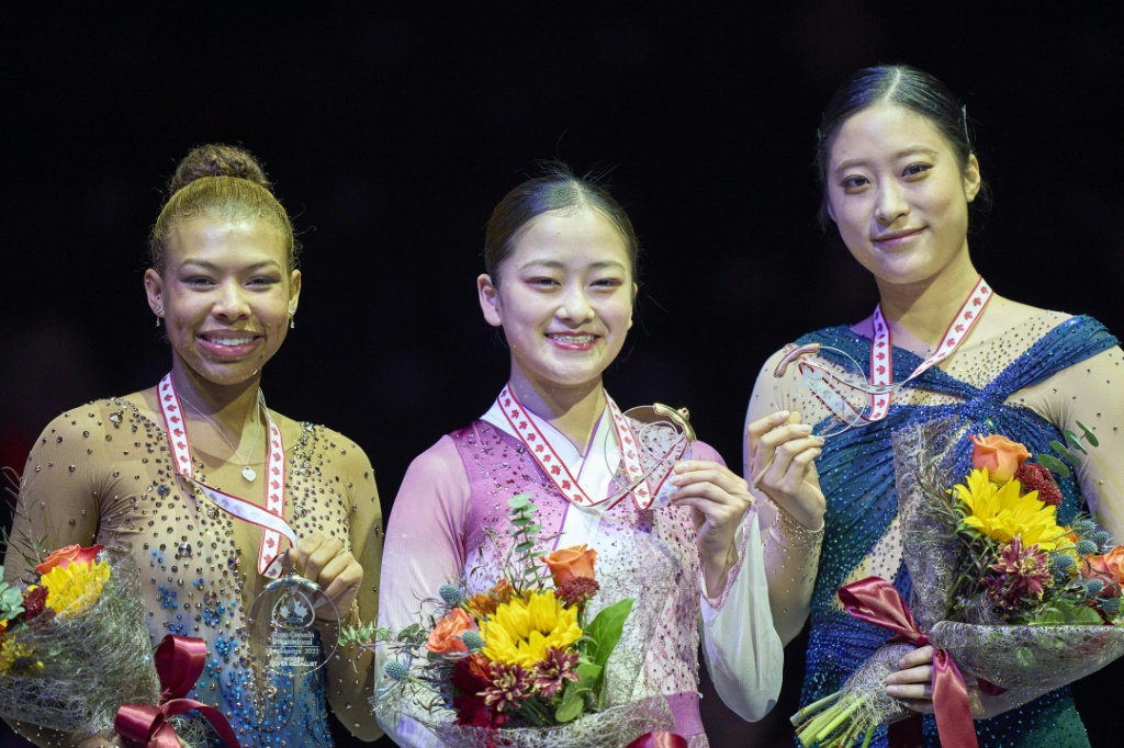 La Japonaise Rinka Watanabe (centre) aux côtes de l'Américaine Starr Andrews et de la Sud-Coréenne You Young sur le podium du SKate Canada à Mississauga le 29 octobre 2022