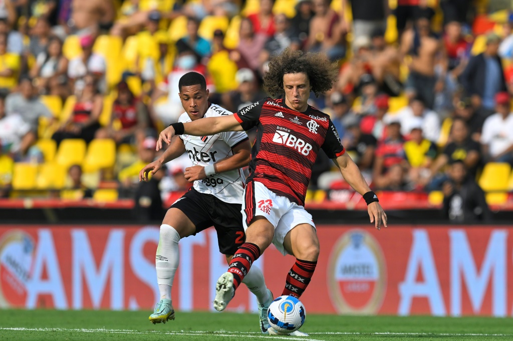 Le défenseur de Flamengo David Luiz à la lutte avec l'attaquant de l'Athletico Paranaense Vitor Roque, le 29 octobre 2022 à Guayaquil