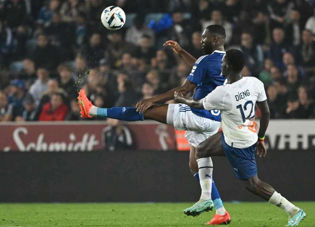 Le milieu marseillais Bamba Dieng (D) dispute le ballon à Jean-Eudes Aholou pendant le match de Ligue 1 opposant Strasbourg à Marseille, à Strasbourg, le 29 octobre 2022