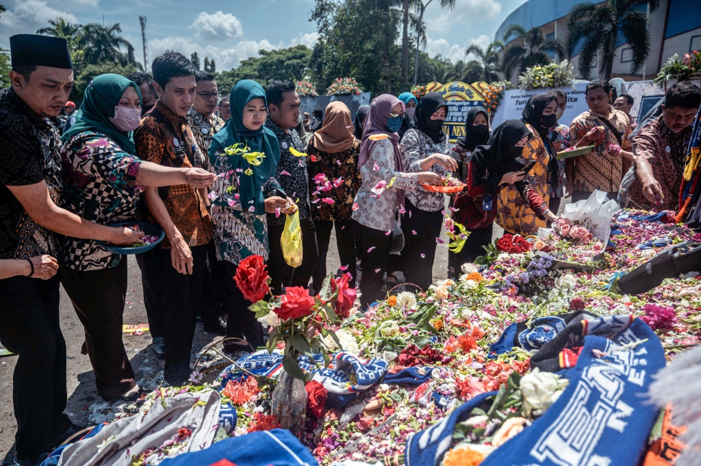 Hommages aux victimes de la bousculade meurtrière au stade Kanjuruhan, à Malang en Indonésie le 4 octobre 2022