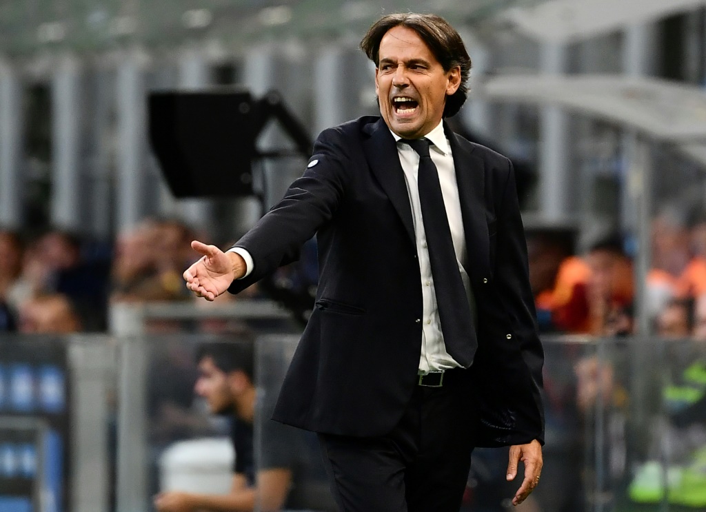 L'entraîneur de l'Inter Milan Simone Inzaghi replace ses joueurs opposés à l'AS Rome en Serie A, le 1er octobre 2022 à San Siro