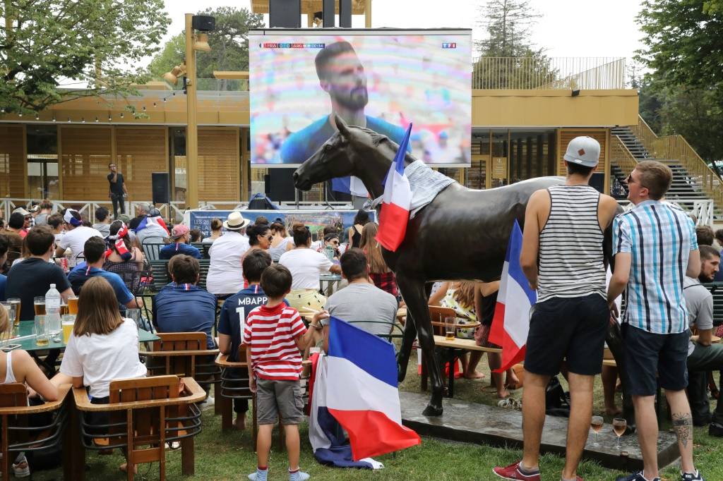 Des supporteurs français devant un écran géant diffusant les huitièmes de finale de la Coupe du monde entre la France et l'Argentine à Paris le 30 juin 2018.
