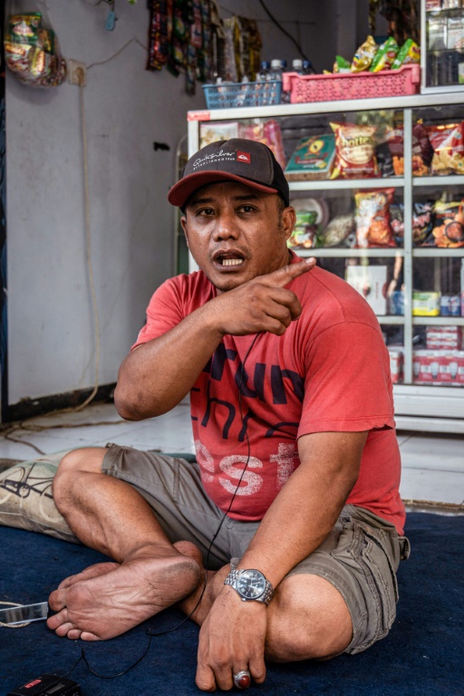 Edy Tanto, qui tient un stand près du stade où s'est déroulée une bousculade meurtrière, à Malang en Indonésie le 4 octobre 2022
