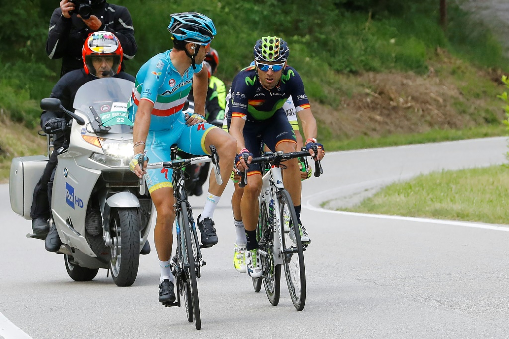 Vincenzo Nibali (à gauche) et Alejandro Valverde le 18 mai 2016 sur les routes du Giro d'Italia. L'Italien et l'Espagnol vont refermer samedi en Lombardie leurs immenses carrières