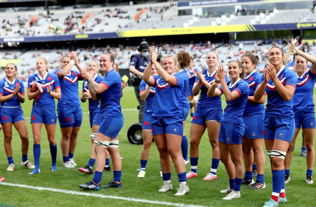 L'équipe de France de rugby féminin célèbre sa victoire contre l'Afrique du Sud en Coupe du Monde, le 8 octobre 2022 à Auckland