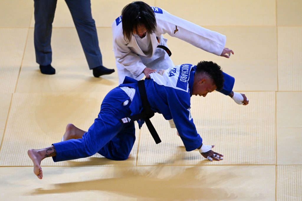 La judokate française Amandine Buchard (kimono bleu), lors de la petite finale vendredi pour la médaille de bronze à Tachkent, en Ouzbékistan.
