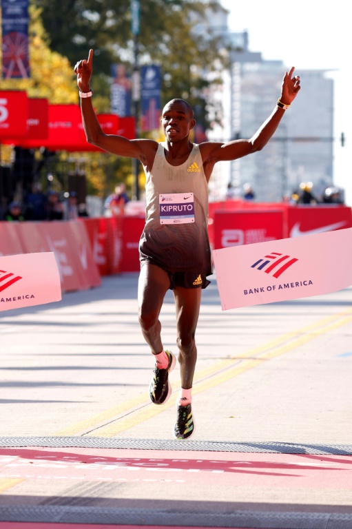Le Kenyan Benson Kipruto remporte le 44e marathon de Chicago (Etats-Unis) le 9 octobre 2022.