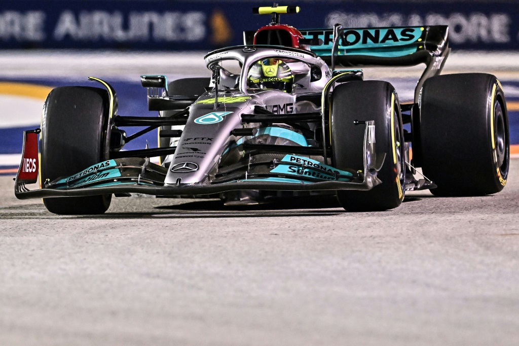 Lewis Hamilton au volant de sa Mercedes lors des essais du GP de Singapour à Marina Bay, le 30 septembre 2022