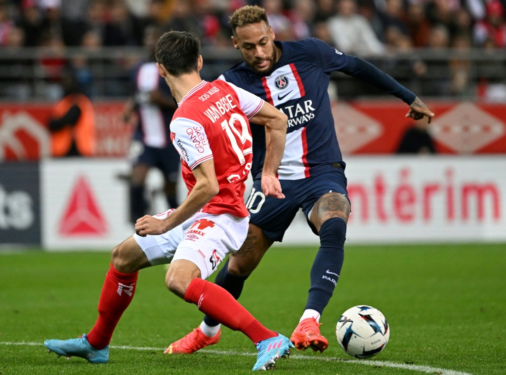 Le Parisien Neymar (d) devant l'attaquant de Reims Mitchell Van Mitchell, le 8 octobre 2022 à Reims