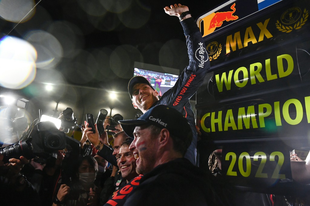 Le Néerlandais Max Verstappen célèbre son deuxième titre de champion du monde de F1, au terme du GP du Japon, le 9 octobre 2022 à Suzuka