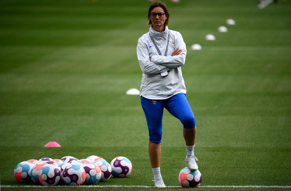 La sélectionneuse de l'équipe de France Corinne Diacre, lors d'un entraînement pendant l'Euro, le 26 juillet 2022 à Milton Keynes