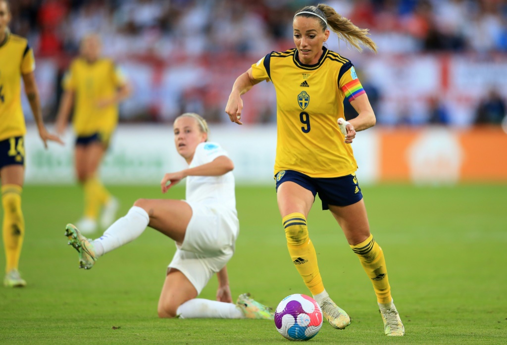 L'attaquante suédoise Kosovare Asllani (d) face à l'Angleterre en demi-finale de l'Euro, le 26 juillet 2022 à Sheffield