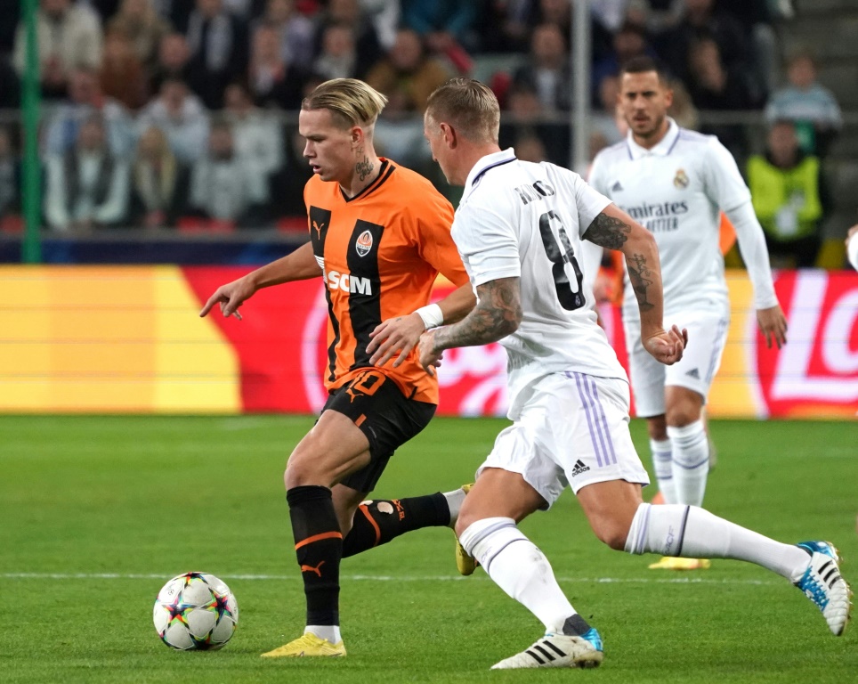 Toni Kroos (N.8) tente de stopper l'attaquant du Shakhtar Mykhailo Mudryk sous le regard d'Eden Hazard à Varsovie, le 11 octobre 2022