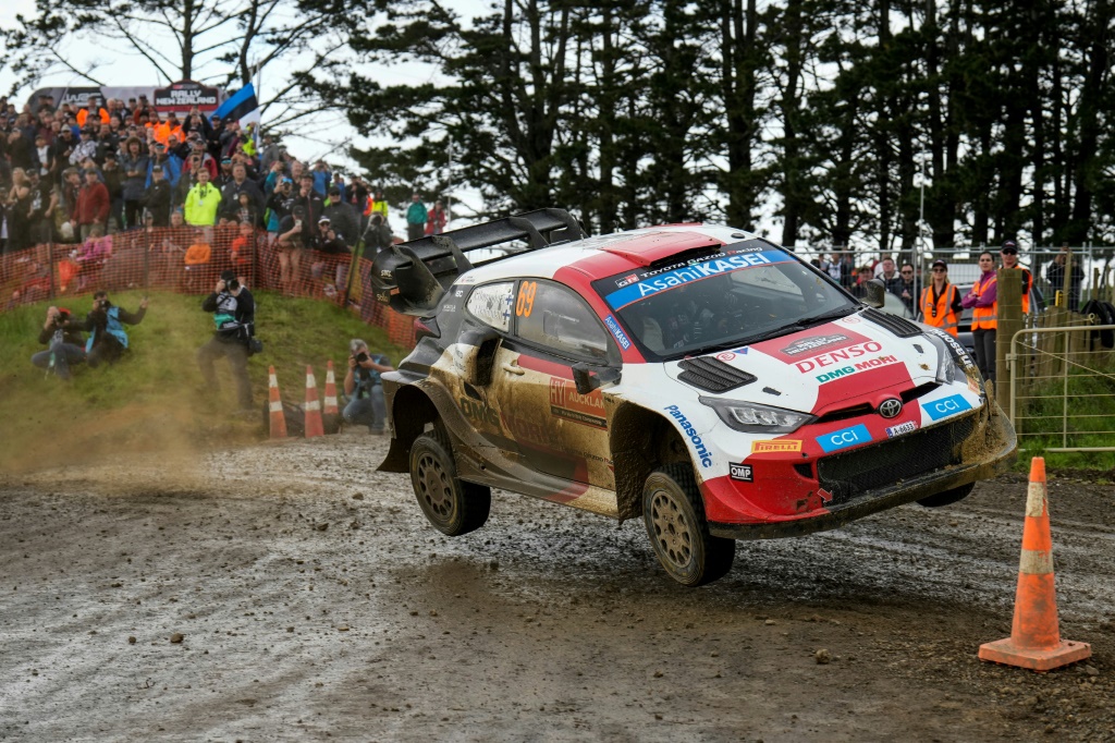 La Toyota Yaris du Finlandais Kalle Rovanperä pendant la 17e spéciale du Rallye de Nouvelle-Zélande, 11e manche du Championnat du monde des rallyes, à Jacks Ridge dans la banlieue d'Auckland, le 2 octobre 2022