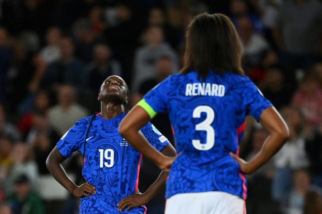 Wendie Renard (de dos) et Griedge Mbock le 27 juillet 2022 lors de la demi-finale de l'Euro perdue 2-1 contre l'Allemagne. La blessure de Mbock pèse sur la défense française