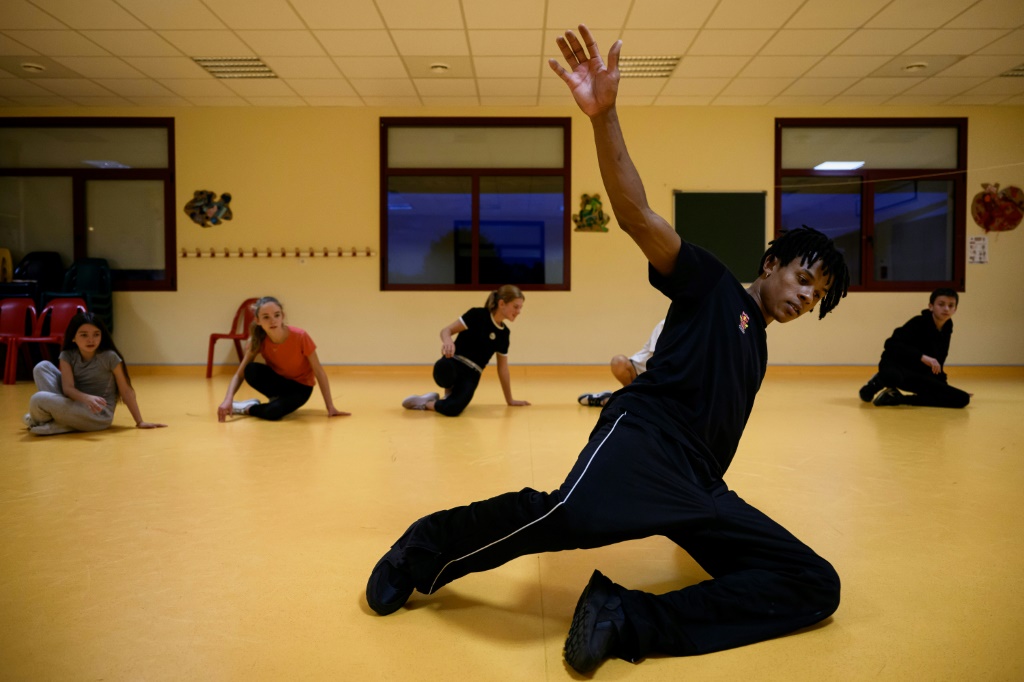 Nathanael Etouke alias Nasty donne un cours de breakdance dans une école du Puy-de-Dôme à Loubeyrat le 10 octobre 2022