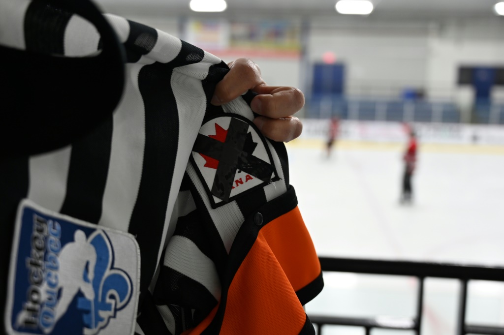Un arbitre de hockey porte le logo de la Fédération canadienne (Hockey Canada), à Montéral le 10 juin 2022.