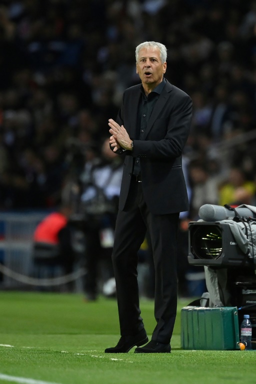 L'entraîneur de l'OGC Nice Lucien Favre lors du match de Ligue 1 face au Paris Saint-Germain le 1er octobre à Paris