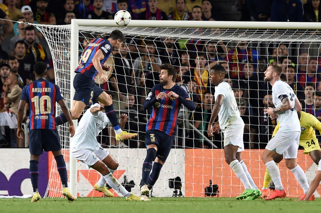 Robert Lewandowski inscrit le but de l'égalisation pour le FC Barcelone lors du match nul 3-3 contre l'Inter Milan, le 12 octobre 2022 au Camp Nou