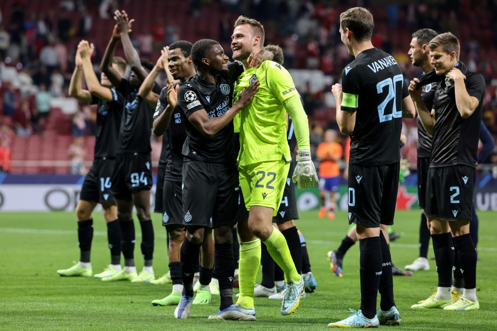La joie des joueurs du Club Bruges qualifiés pour les 8e de finale de la Ligue des champions après leur match nul sur le terrain de l'Atlético, le 12 octobre 2022 à Madrid