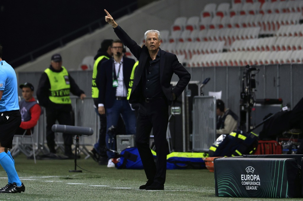 L'entraîneur niçois Lucien Favre replace ses joueurs opposés au FC Slovacko en Ligue Europa Conférence à Nice, le 13 octobre 2022