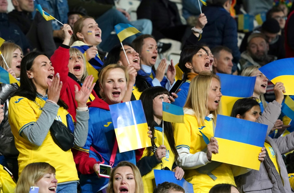 Des supporters ukrainiens lors du match de huitièmes de finale de la Ligue Europa entre le Stade de Rennes et le Dynamo Kiev à Cracovie (Pologne) le 13 octobre 2022.