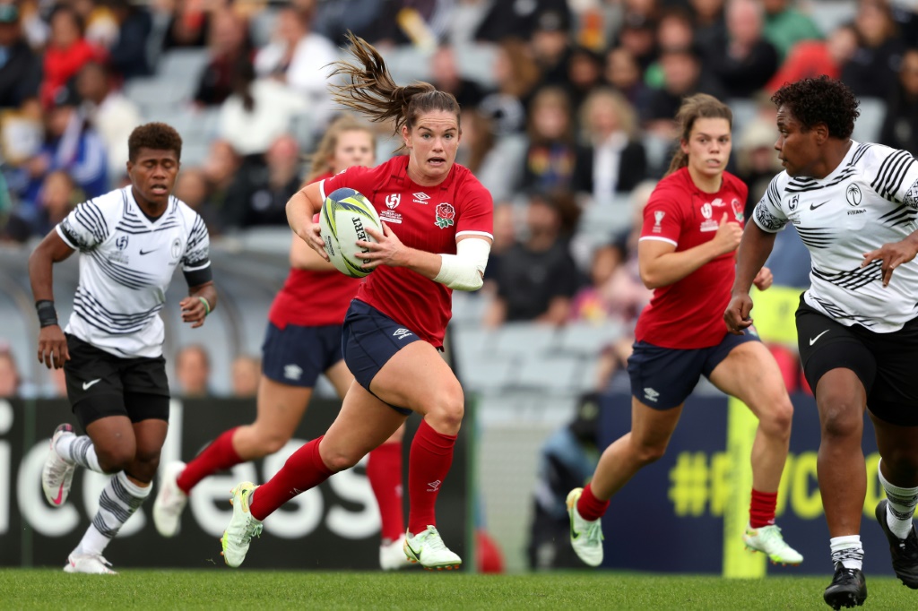 L'Anglaise Leanne Infante court avec le ballon pendant le match de la poule C de la Coupe du monde de rugby féminine entre les Fidji et l'Angleterre à Auckland (Nouvelle-Zélande) le 8 octobre 2022
