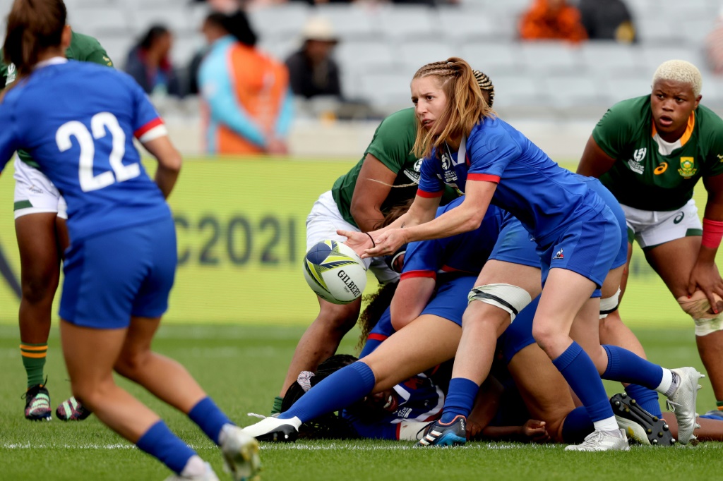 La Française Pauline Bourdon passe le ballon pendant le match de la poule C de la Coupe du monde féminine de rugby entre l'Afrique du Sud et la France à l'Eden Park d'Auckland, le 8 octobre 2022