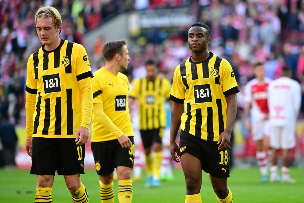 Julian Brandt, Felix Passlack et Youssoufa Moukoko le 1er octobre 2022 après la défaite de leur club, le Borussia Dortmund, à Cologne. Les joueurs d'Edin Terzic ont laissé passer une occasion de s'installer en tête de la Bundesliga